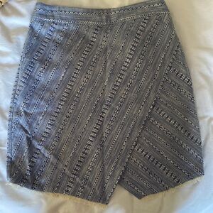 Loft skirt with side zipper closure and fringe detail